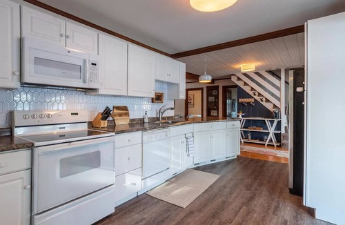 Sandown House | Luxury Lakefront Retreat - Private Beach, Dock & Cozy She Shed