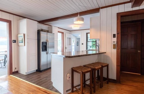 Sandown House | Luxury Lakefront Retreat - Private Beach, Dock & Cozy She Shed