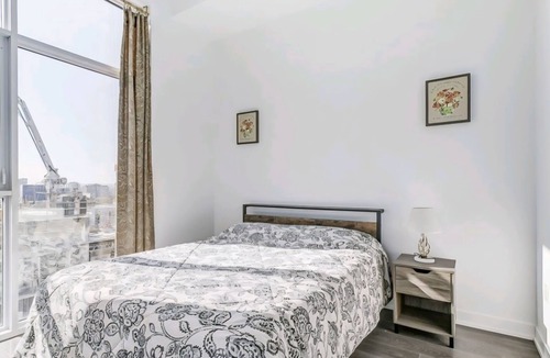 Burlington Apartment | Luxury Lakeview Corner Condo | Free Parking