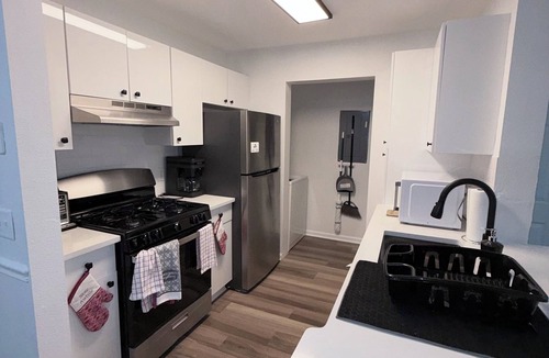 Orange House | Luxury Loft Pool Gym Free Parking Near Yale