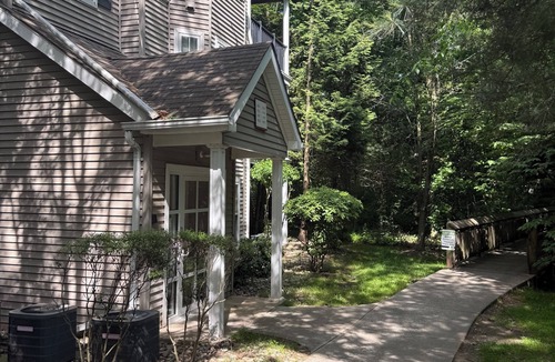 Orange House | Luxury Loft Pool Gym Free Parking Near Yale