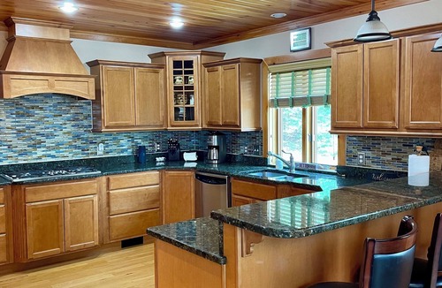 Carroll House | Luxury Log Cabin w/Hot Tub! Sleeps 16.