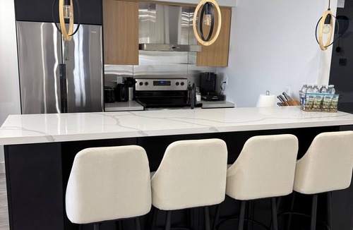 Niagara Falls House | Luxury Modern living minutes walk to Niagara Falls