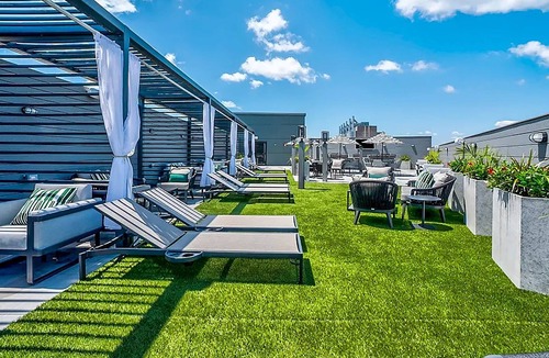 The Hill Apartment | Luxury Monthly 2BR / 2BA Apt w/ Parking & Gym