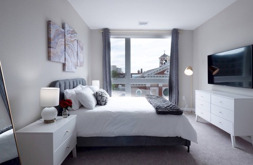 The Hill Apartment | Luxury Monthly 2BR / 2BA Apt w/ Parking & Gym