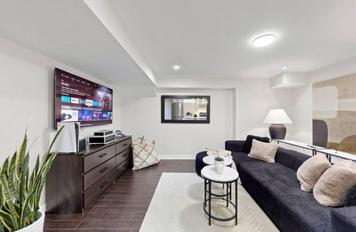 Pickering House | Luxury Pickering- 5 BR w/Gym and Near Highway