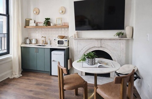 Old Goucher Apartment | Luxury Queen Studio - Solara at The Marle Boutique Hotel-Near JHU + Downtown