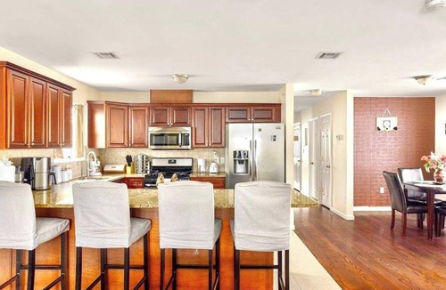 Newark House | Luxury Retreat Near NYC Arcade Patio Sleeps 16