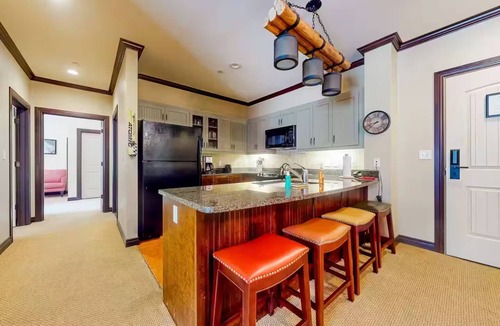 Stratton Mountain Condo | Luxury ski condo at Stratton Mountain with year round pool and hot tub