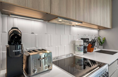 D Street - West Broadway Apartment | Luxury Studio Next to Broadway 7992