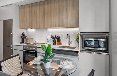 D Street - West Broadway Apartment | Luxury Studio Next to Broadway 7992