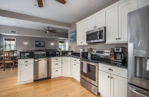 Yachting Village Apartment | Luxury Thames St 3BR w/Parking