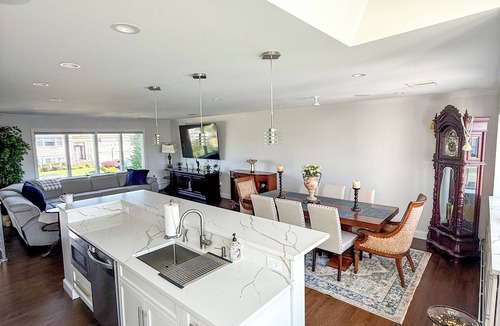 Massapequa House | Luxury Waterfront Ryder Cup Home <9 miles from Bethpage Black w/hot tub