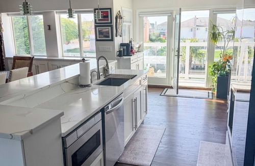 Massapequa House | Luxury Waterfront Ryder Cup Home <9 miles from Bethpage Black w/hot tub