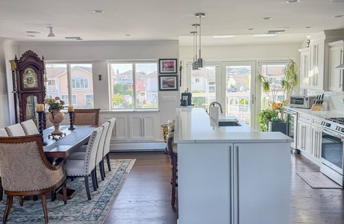 Massapequa House | Luxury Waterfront Ryder Cup Home <9 miles from Bethpage Black w/hot tub