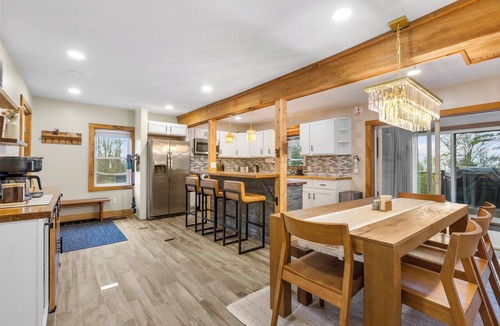 Jefferson House | Luxury White Mountain Home: Under 5 mins from Santa's Village, Golfing, Hiking