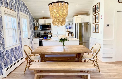 South Yarmouth House | LUXURYBEACHHOUSE*walk2beaches*firepit/bikes/fencedyard/kingbed