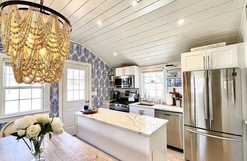 South Yarmouth House | LUXURYBEACHHOUSE*walk2beaches*firepit/bikes/fencedyard/kingbed