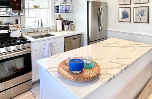 South Yarmouth House | LUXURYBEACHHOUSE*walk2beaches*firepit/bikes/fencedyard/kingbed