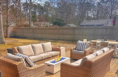 South Yarmouth House | LUXURYBEACHHOUSE*walk2beaches*firepit/bikes/fencedyard/kingbed