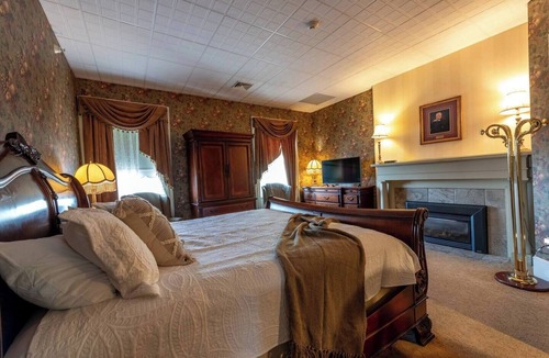 Geneseo Bed & Breakfast | MacVittie Room - Big Tree Inn