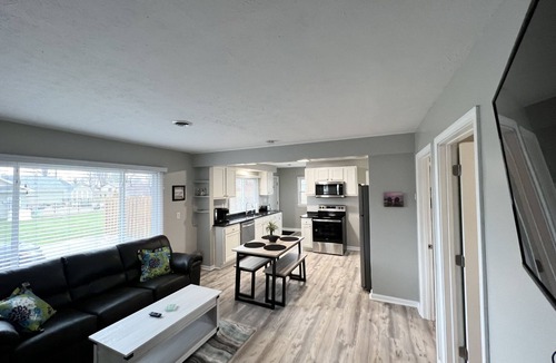 Lake Breeze Park House | Madison on the Lake Home with Lake Erie views & Pool in Wine Country!