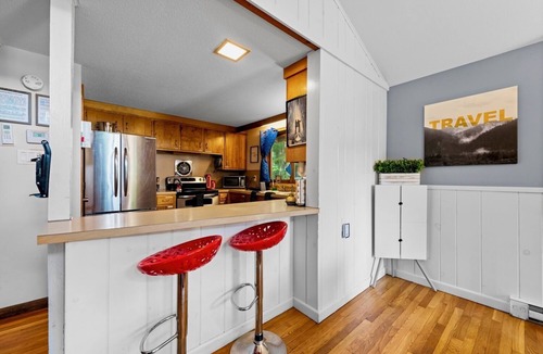 Londonderry Ski Chalet | Magic Mt Getaway - Close to Bromley Stratton Okemo Ski Resorts!