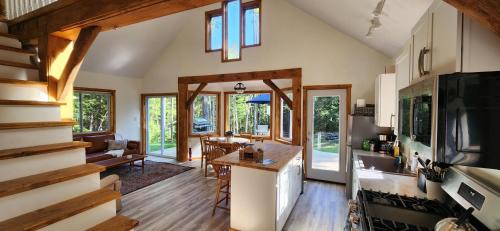 Newfane House | Magical Retreat Cottage, 15 min from Mt Snow skiing