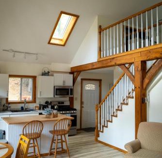 Newfane House | Magical Retreat Cottage, 15 min from Mt Snow skiing