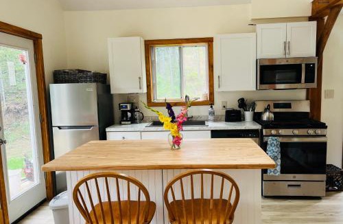 Newfane House | Magical Retreat Cottage, 15 min from Mt Snow skiing