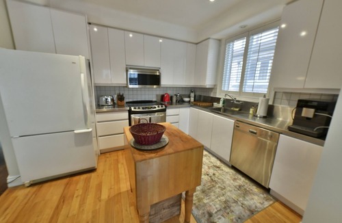 Sunnyside Apartment | Main Floor Apt Steps to High Park, Lake Ontario, dining, shopping;: Private deck