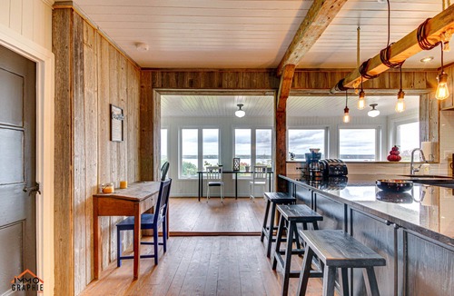 Deschambault-Grondines House | Maison Claudette: on the banks of the St. Lawrence River
