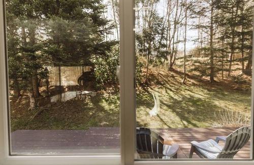 Manchester-by-the-Sea Apartment | Manchester by the Sea l Fireplace l King Bed