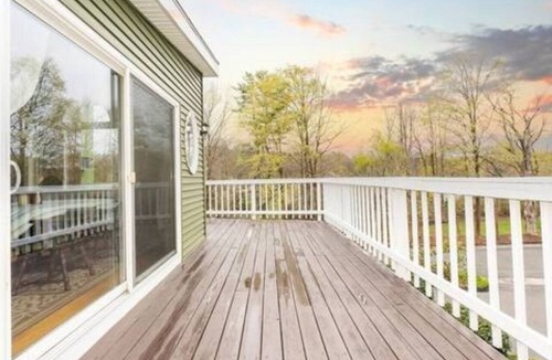 Manchester-by-the-Sea Apartment | Manchester by the Sea l Fireplace l King Bed