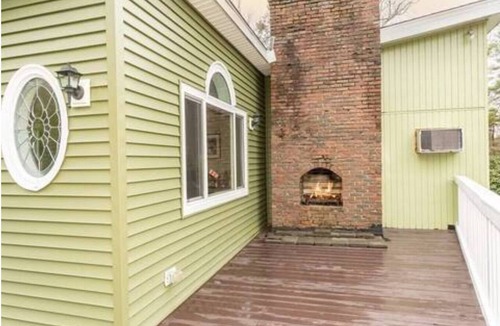 Manchester-by-the-Sea Apartment | Manchester by the Sea l Fireplace l King Bed