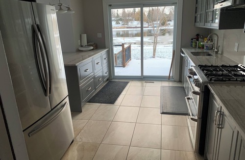Ottawa Division House | Manotick waterfront property. Walking distance to pubs restaurants. groceries.