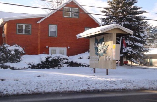Hillcrest Hotel | Maple Leaf Inn - Lake Placid - Two Double bed with kitchenette