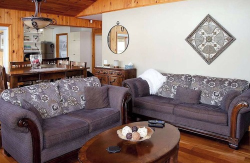 Cloyne Cottage | Mapleview - Three Bedroom Cottage, Sleeps 12