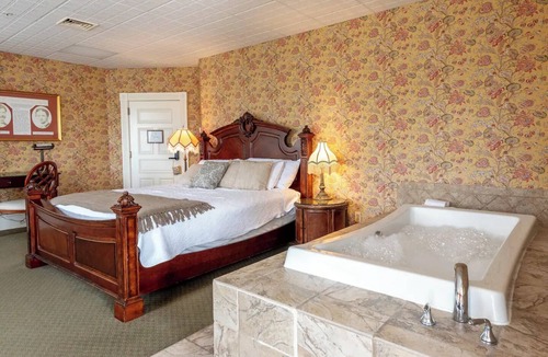 Geneseo Bed & Breakfast | Mark Twain Room - Big Tree Inn - In-Room Jacuzzi