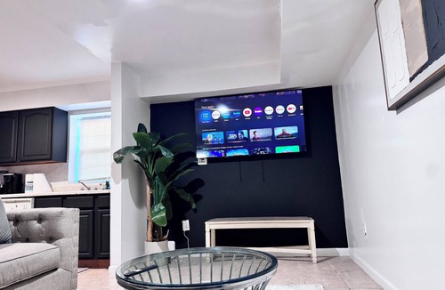 Ampere Apartment | Marvelous 2-bedroom apartment with 2 bathrooms in vibrant Newark
