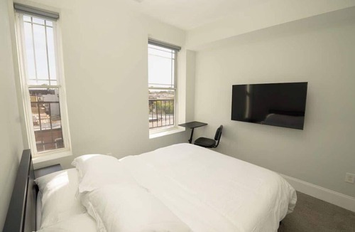 Downtown Baltimore Apartment | Massive Downtown Penn Station apt with parking