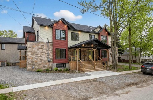 Port Colborne Apartment | Massive Master BD 2 Kings Plus Ensuite