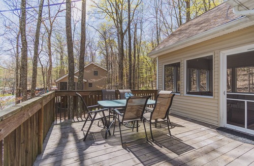 Rowland House | Masthope Mountain Hideaway walking distance to the lake and 8 min to ski lodge