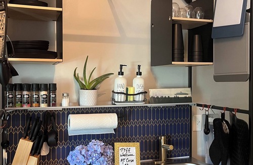 The Point Condo | Mi Casa Su Casa by the sea.Cozy 1 bedroom guest suite in Newport with WiFi, AC