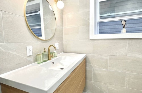 Forest Hill Apartment | Mid-century Modern 2-bedroom apartment with Central AC