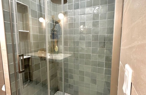 Forest Hill Apartment | Mid-century Modern 2-bedroom apartment with Central AC