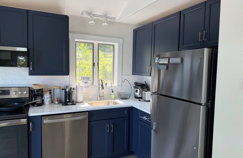 Round Pond Cottage | Midcoast Maine beauty, enjoy waterfront 2-bedroom cottage on Muscongus bay.