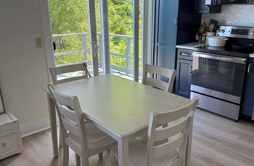 Round Pond Cottage | Midcoast Maine beauty, enjoy waterfront 2-bedroom cottage on Muscongus bay.