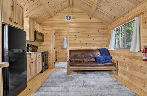 Middlebury Center Cabin | Middlebury Center Cabin w Mountain Views
