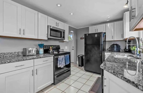 Newport East House | Middletown Beach Bungalow Near Newport